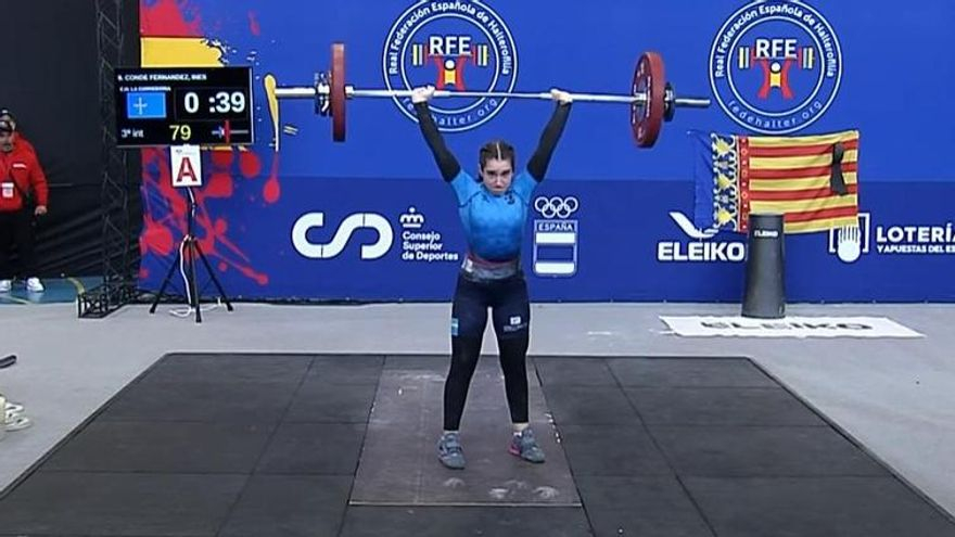 Inés Conde, de trece años, campeona de España sub-17 para el Club Halterofilia La Corredoria
