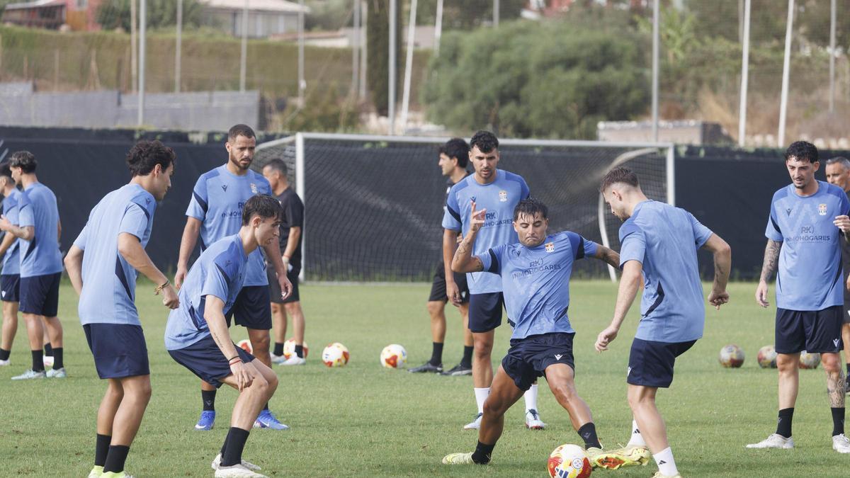Los jugadores del FC Cartagena, durante un entrenamiento de pretemporada