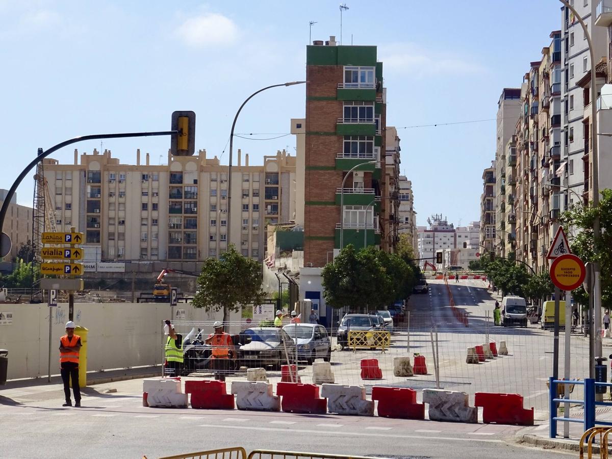 Corte al tráfico de la calle Blas de Lezo, en el cruce con el Arroyo de los Ángeles por las obras del Metro de Málaga este martes, 13 de octubre de 2026. Corte al tráfico de la calle Blas de Lezo, en el cruce con el Arroyo de los Ángeles por las obras del Metro de Málaga este martes, 13 de octubre de 2026.