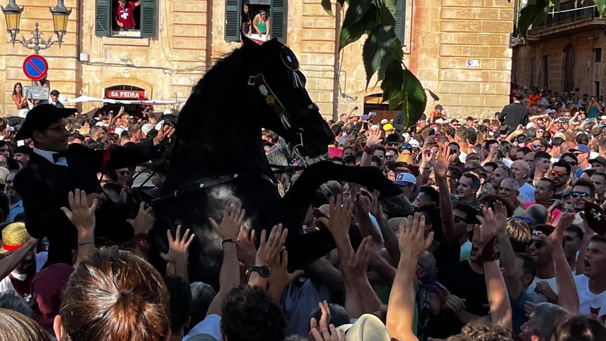 VÍDEO: La fiesta de Sant Joan de Ciutadella más multitudinaria estalla con espectáculo del Caragol des Born