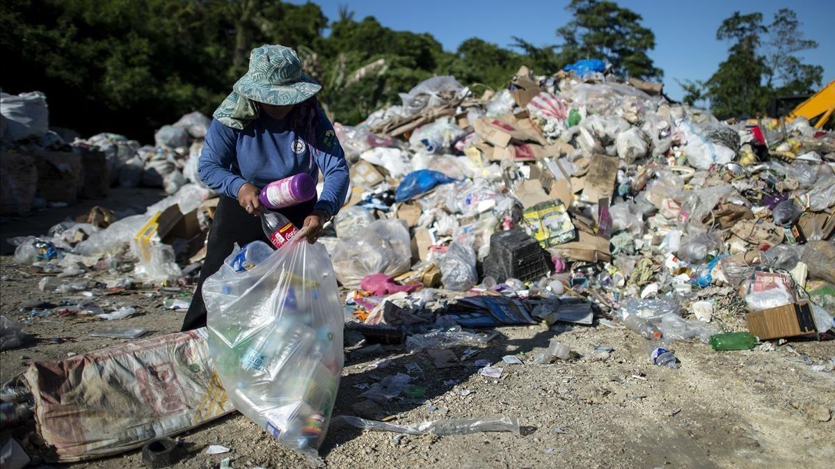 zentauroepp43072150 gina galan  45  collects plastic bottles on the boracay dump180501104259