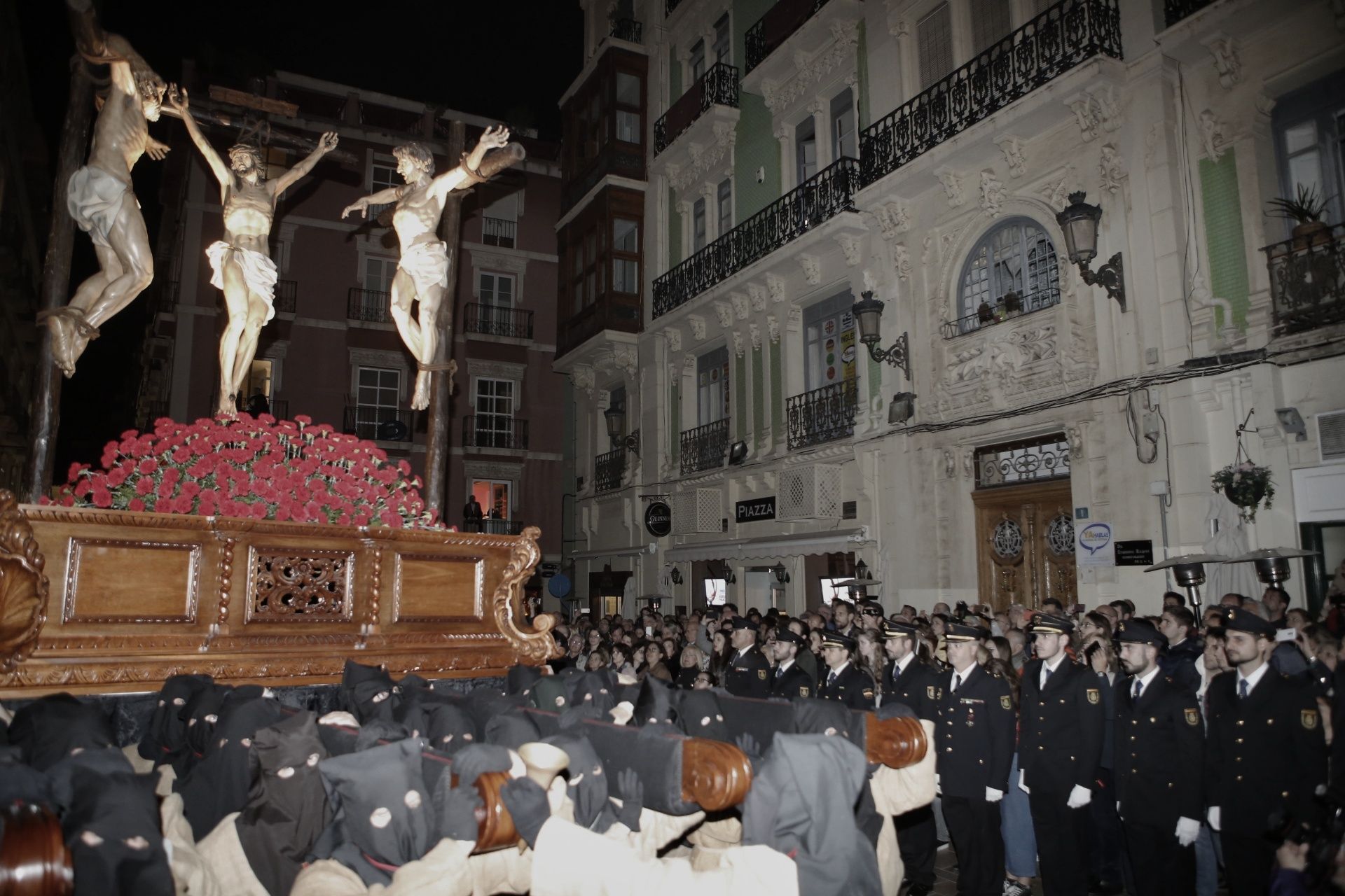 Salida del Cristo de El Perdón en procesión en la plaza de Abad Penalva