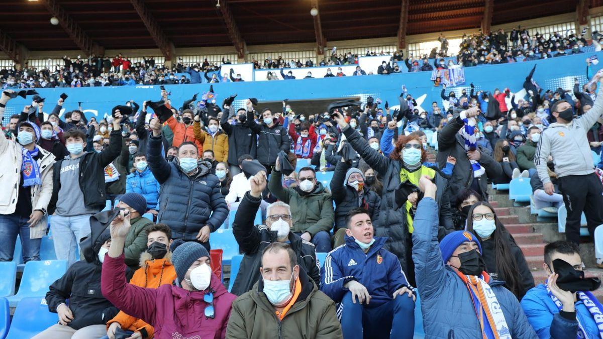 La afición protesta en La Romareda durante el partido ante el Valladolid.