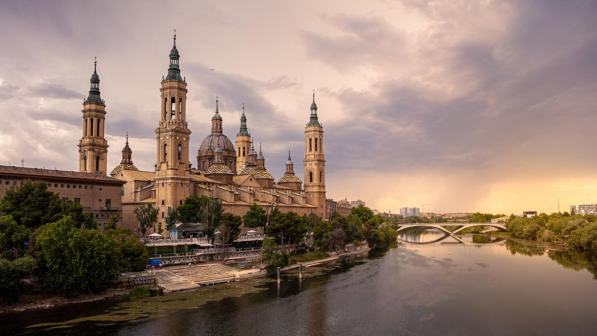 El Pilar es centro de peregrinación para aragoneses, españoles y pueblos de todo el mundo.