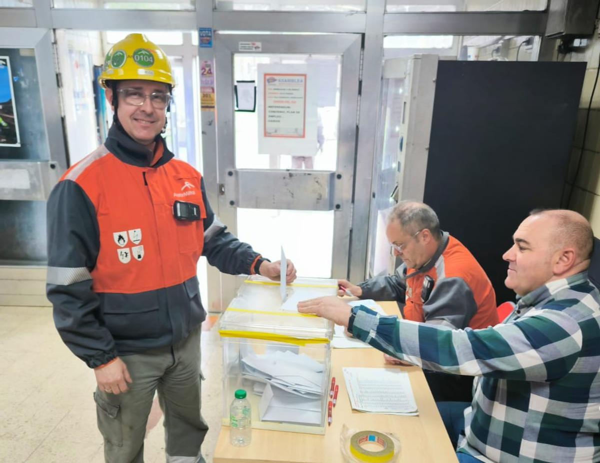 Un trabajador deposita su voto en la urna en el referéndum iniciado ayer en ArcelorMittal.