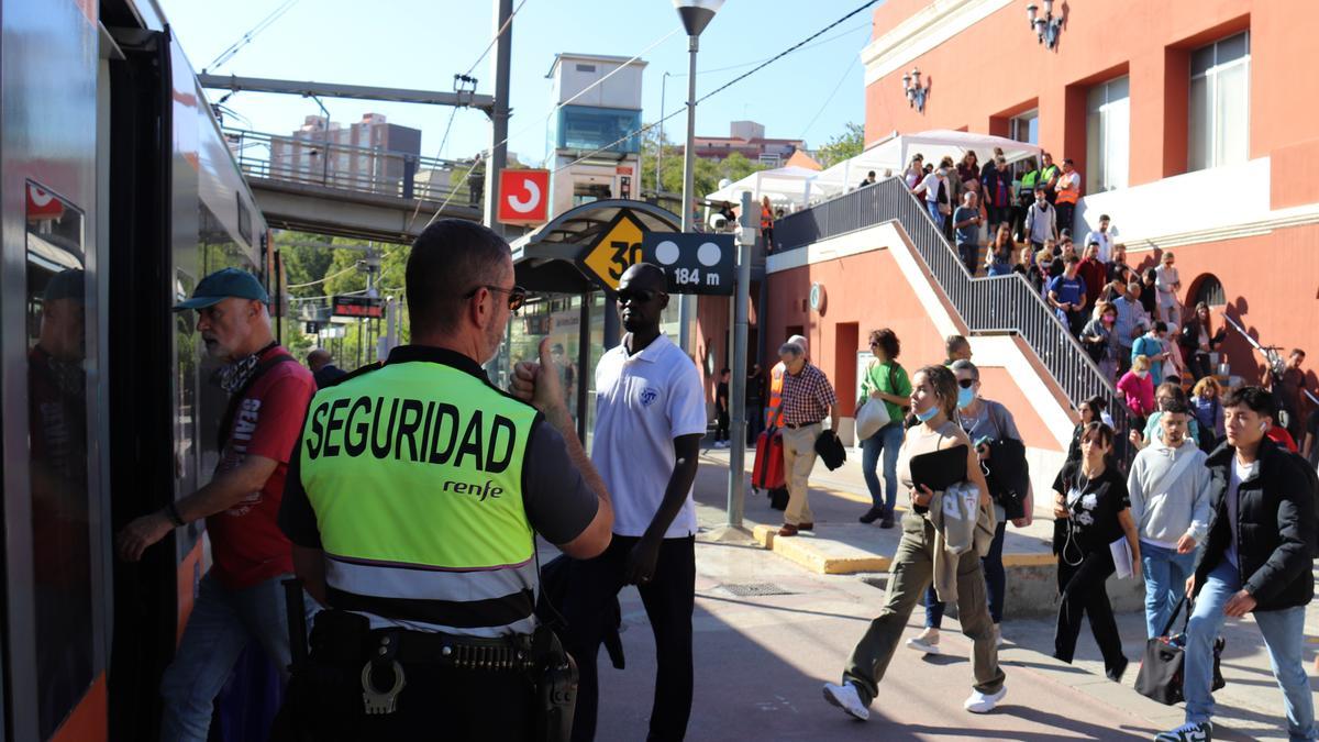 Usuaris de Rodalies entrant a un tren de l&#039;R2 a l&#039;estació de Sant Andreu Comtal, un mes després de l&#039;inici de les alteracions a la línia per les obres a la Sagrera