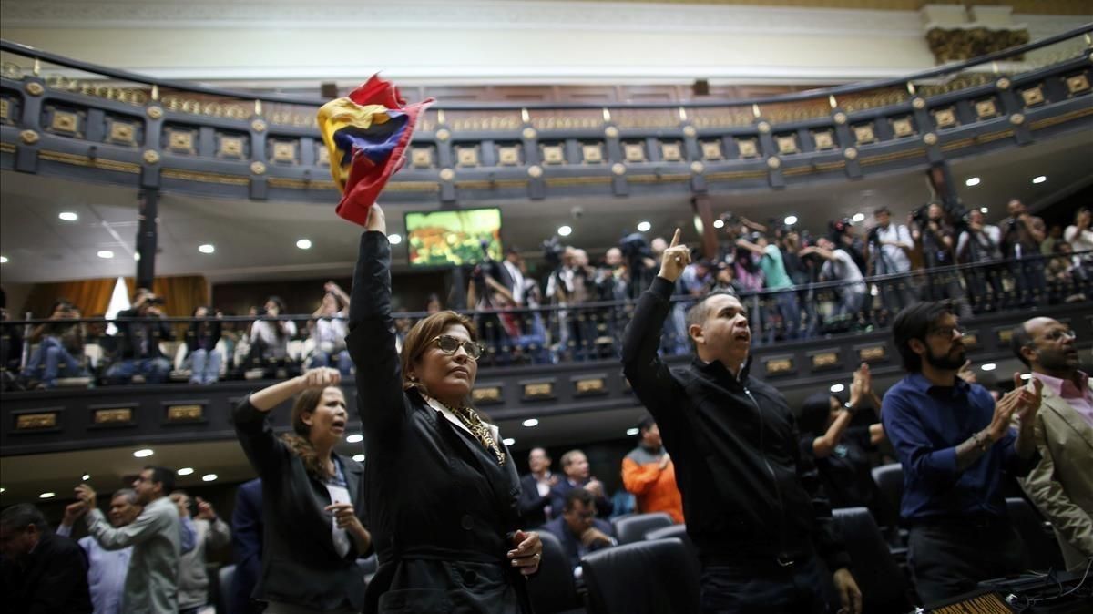 zentauroepp39528358 anti government lawmakers shout fraud during a session of170802200417 zentauroepp39528358 anti government lawmakers shout fraud during a session of170802200417