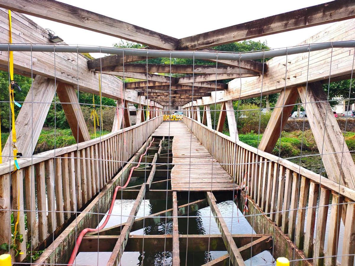En Noia xa comezou a renovación do pavimento de madeira da ponte de San Lázaro.