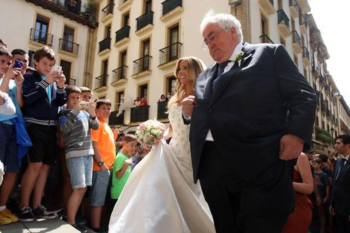 María Lorente llega a la iglesia Santa María del Coro del brazo de su padre