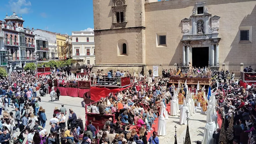 Así ha sdo el Encuentro entre el Resucitado y la Virgen de la Aurora en Badajoz