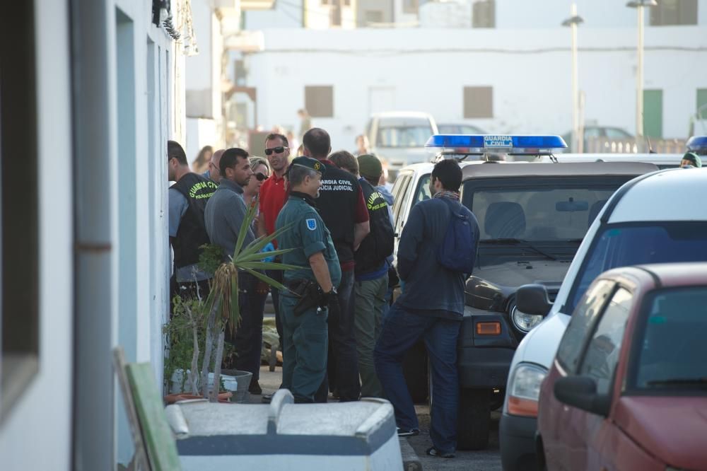 fuerteventura - Un agente con uno de los fardos ...