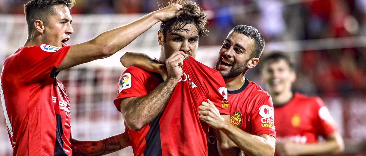 Raíllo y Dani Rodríguez felicitan a Abdón tras firmar la tercera diana ante el Dépor en el último ascenso.