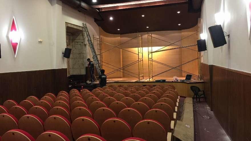 Operarios durante las obras de instalación del equipo audiovisual en el cine Alfonsetti.