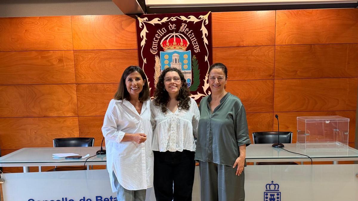 La alcaldesa (dcha) y la edil de Fiestas con la representante mayor de las fiestas.