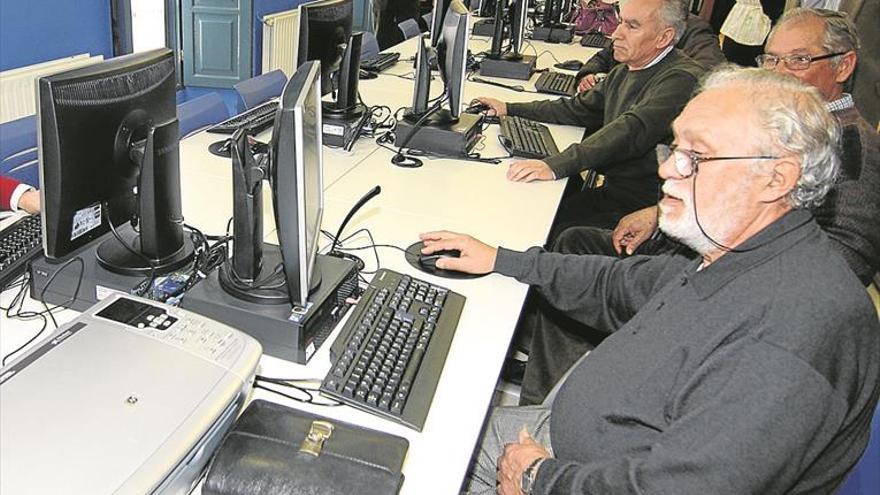 Los delincuentes buscan el dinero de los mayores que utilizan internet