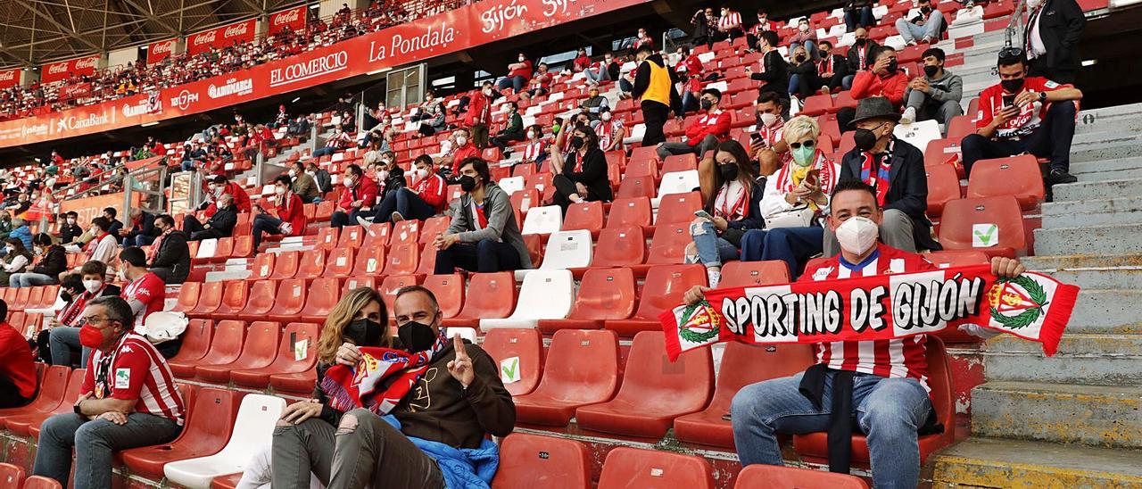 Público asistente al partido ayer, en la grada de El Molinón.