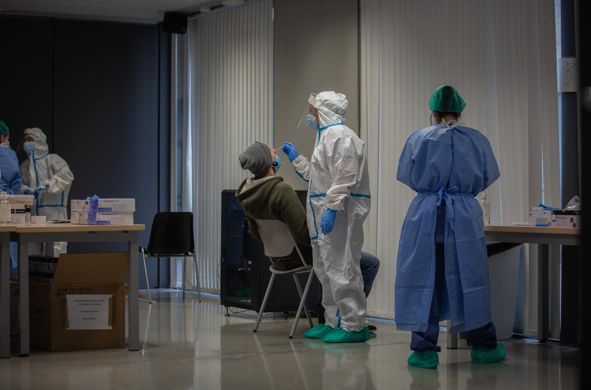 El coronavirus torna a desbocar-se a Catalunya amb 7.047 casos més i 86 morts