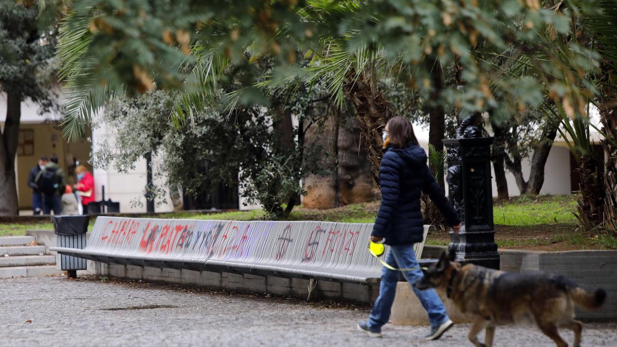 Una mujer pasea con su perro por València.