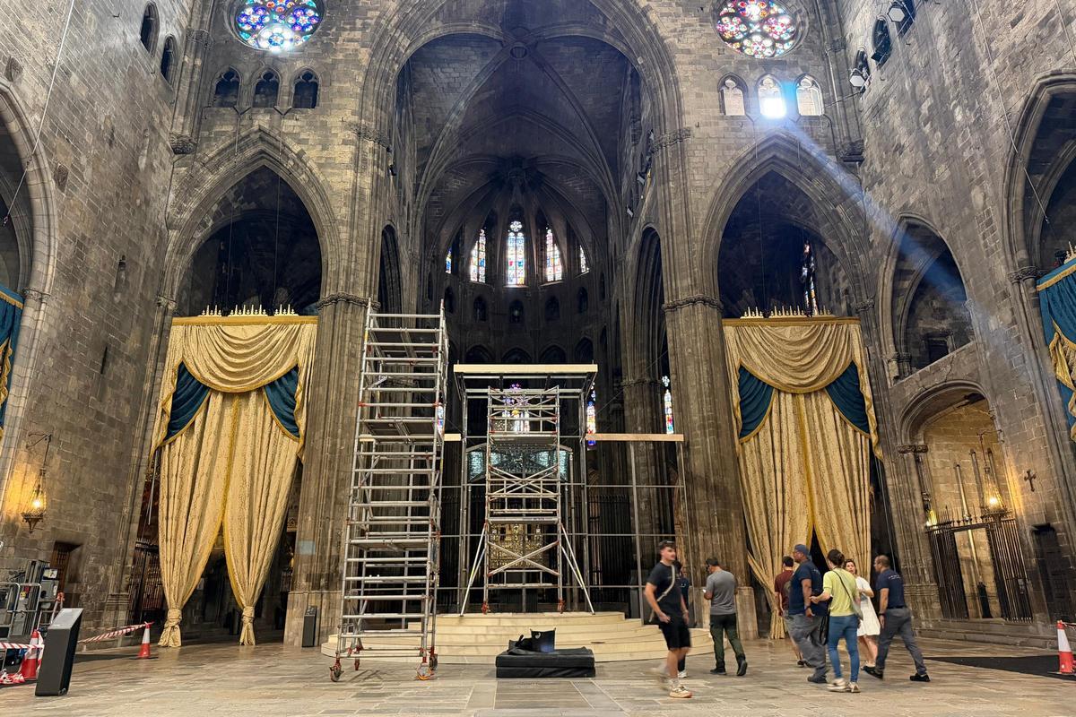 L'interior de la Catedral de Girona, engalanat per al rodatge de la pel·lícula 'Enredados'.