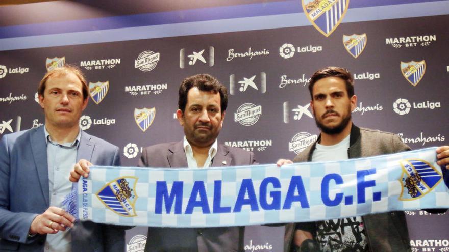 Francesc Arnau, director deportivo del Málaga; el jeque Al-Thani, presidente y propietario; y Recio, en el acto de su renovación.