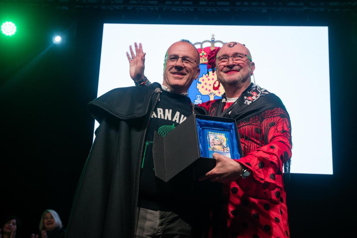 El alcalde de Navalmoral entrega los premios del Concurso de Chirigotas.