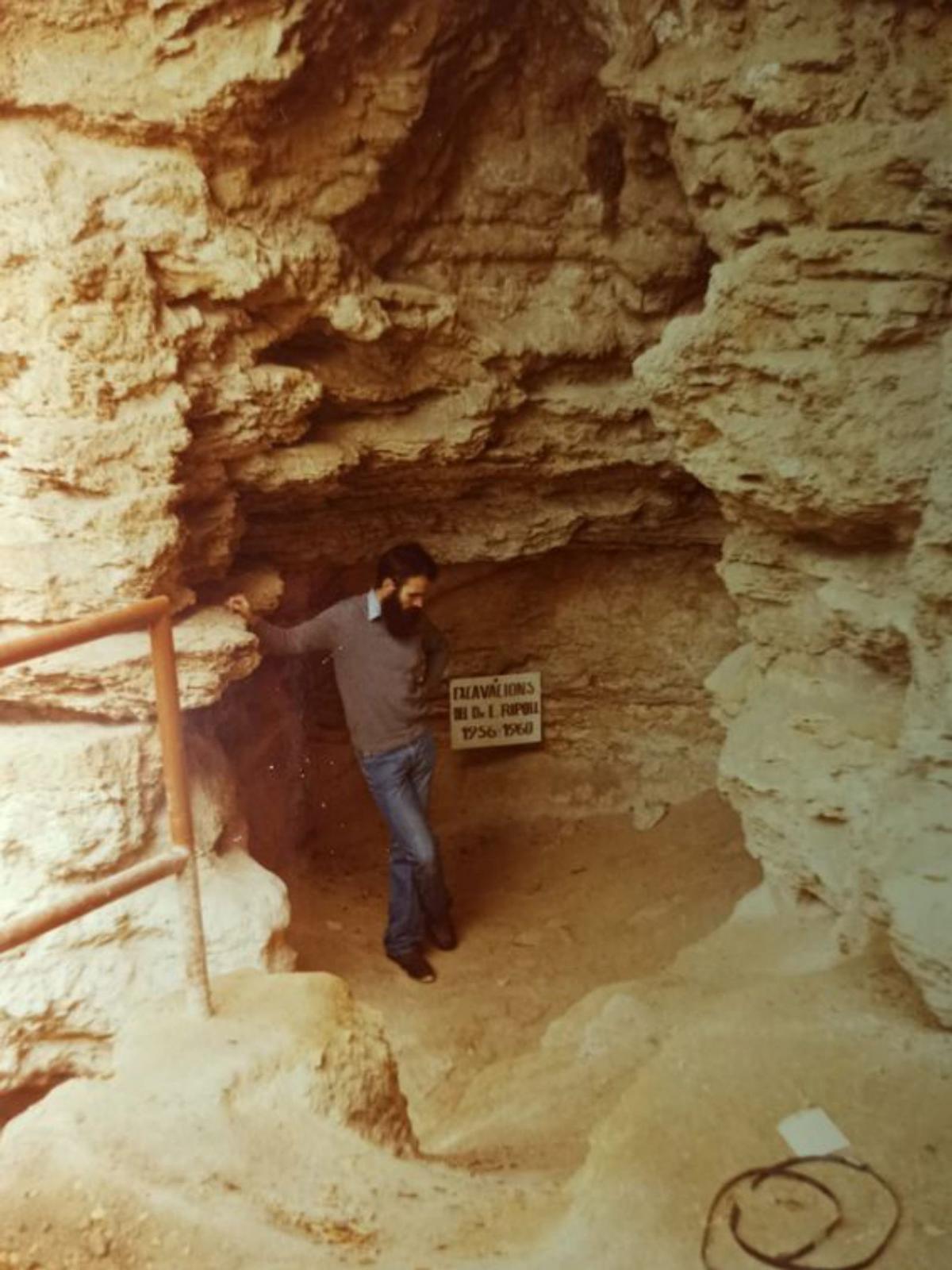 2 Un jove Eudald Carbonell als inicis de l’excavació de  l’Abric Romaní l’any 1983. |
