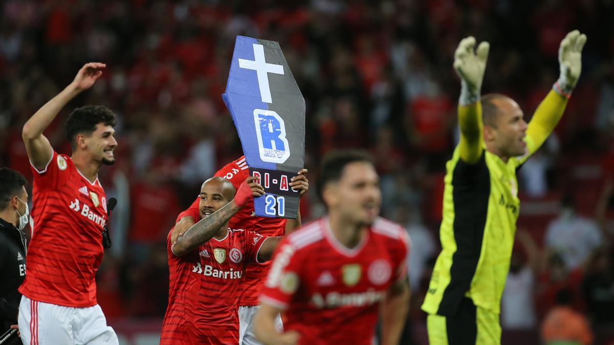 El centrocampista del Internacional, Patrick, sostiene un cartón en forma de ataúd en la celebración con sus compañeros del triunfo sobre el Gremio en Porto Alegre (Brasil), el 6 de noviembre de 2021