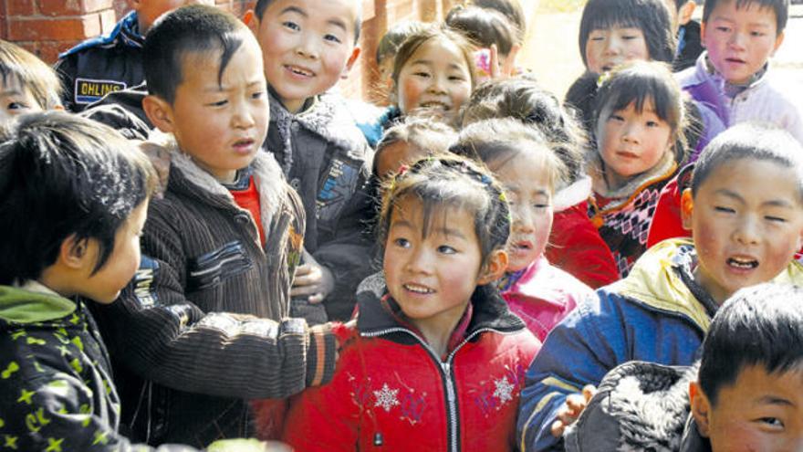 Un grupo de hijos de condenados a prisión en China jugando en la Aldea de los Niños.