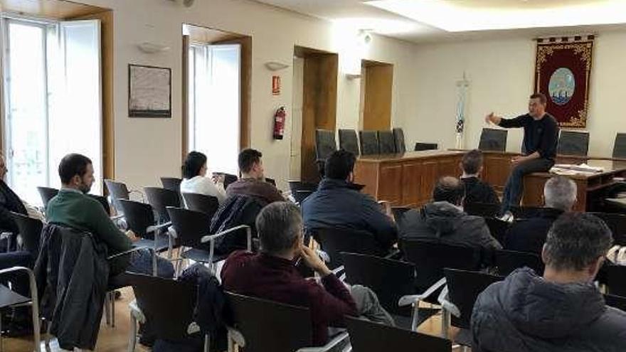 Reunión del alcalde de Ribadavia con colleiteiros y bodegas. // FdV