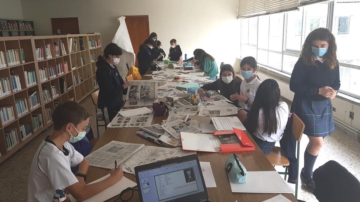 Voluntarios del Colegio San Narciso de Marín para diseñar el &#039;Faro da Escola&#039; de este curso.