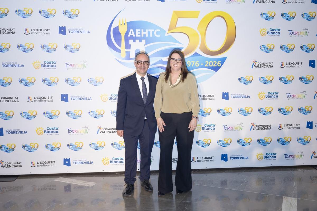 José Ignacio Pastor, presidente de la Asociación, y Alicia Arenas, directora del CDT de Torrevieja