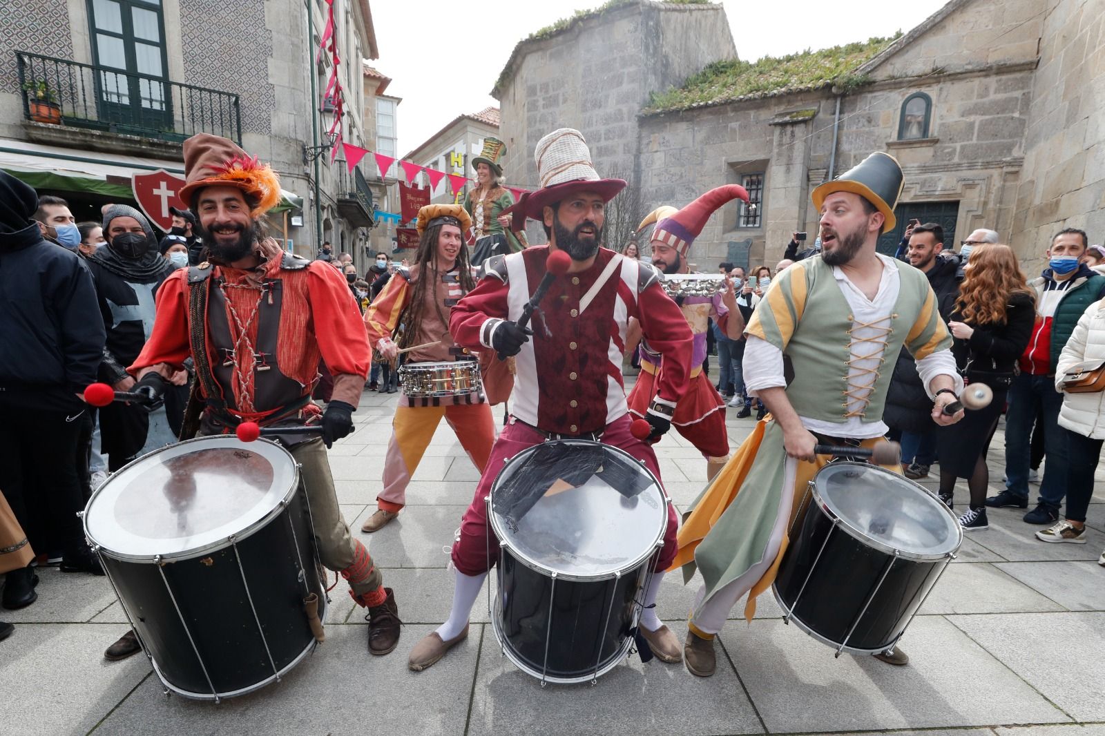 Así vive Baiona el regreso de la Arribada: justa de caballeros , esgrima y talleres de artesanía