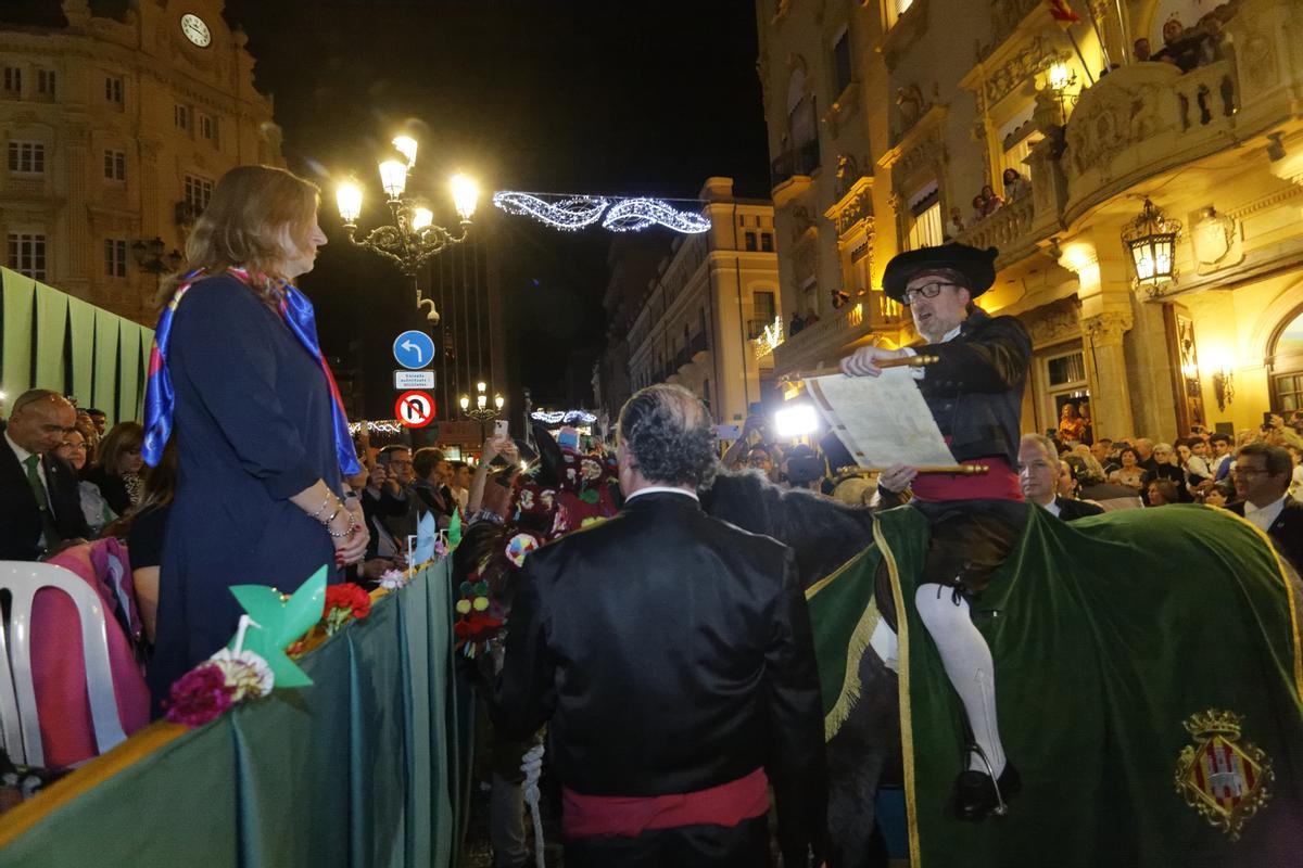 El pregonero canta los versos de Bernat Artola frente a la alcaldesa, Amparo Marco.