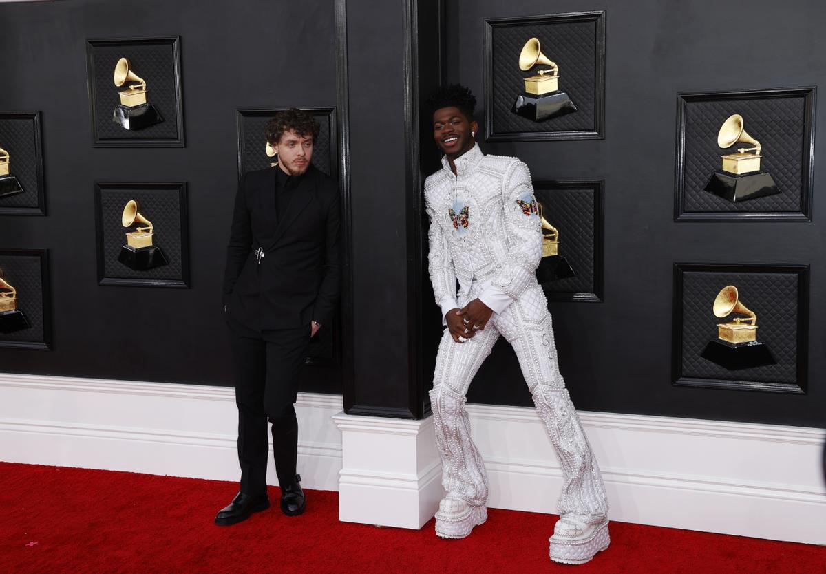 El rapero Lil Nash X, acompañado por Jack Harlow, lucía uno de los atuendos masculinos más llamativos.