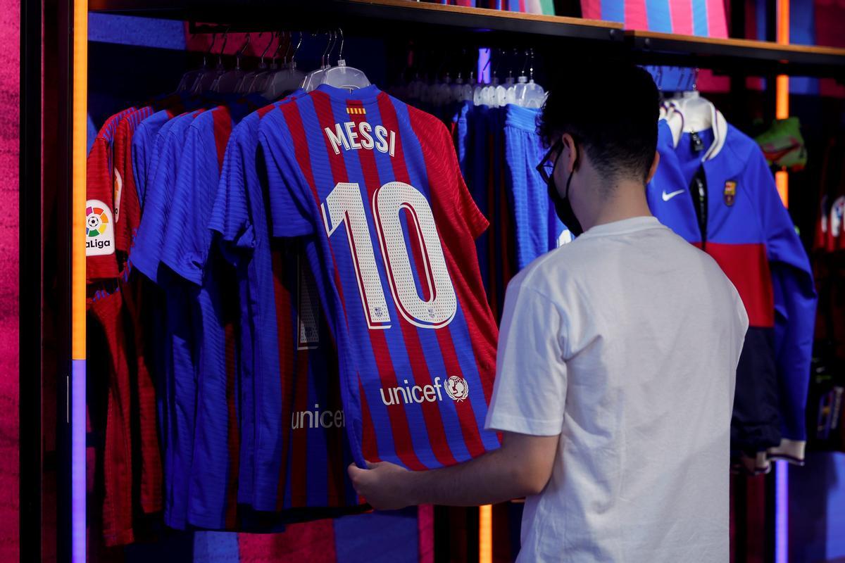 Las camisetas de Leo Messi están en la botiga