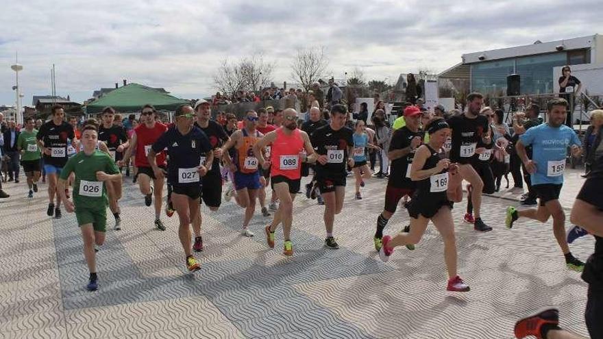 Decenas de deportistas en la carrera &quot;Moving4&quot; en Salinas