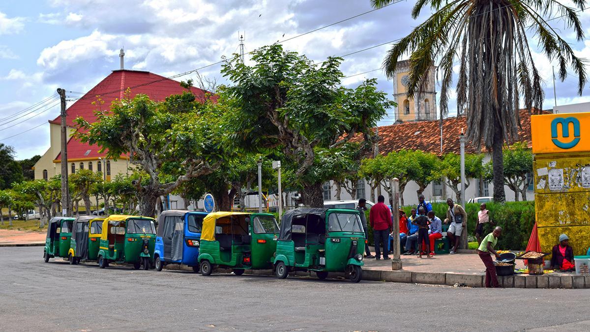 Los tuk-tuks forman parte del paisaje cotidiano de Mozambique, entre mercados, plazas y vida urbana.