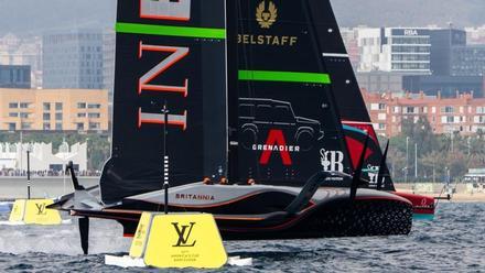 La popa del AC75 del Britannia, este lunes en la cuarta regata que ha perdido contra Emirates Team New Zealand