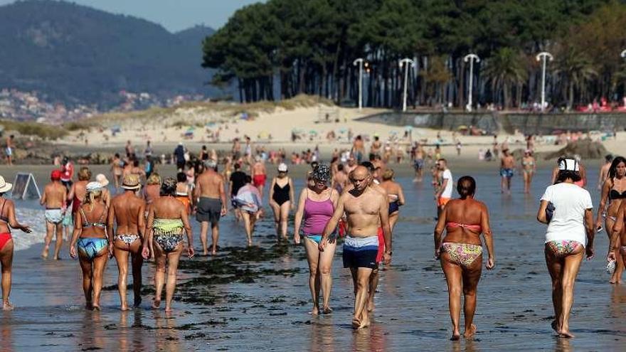 Bañistas en Samil durante la primera semana de octubre. // M G. Brea