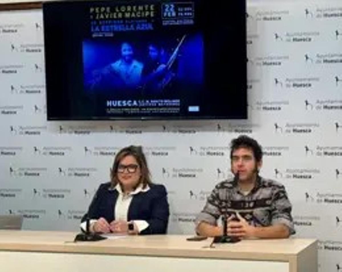 La concejala, Sonia Latre, y Javier Macipe en el Ayuntamiento de Huesca