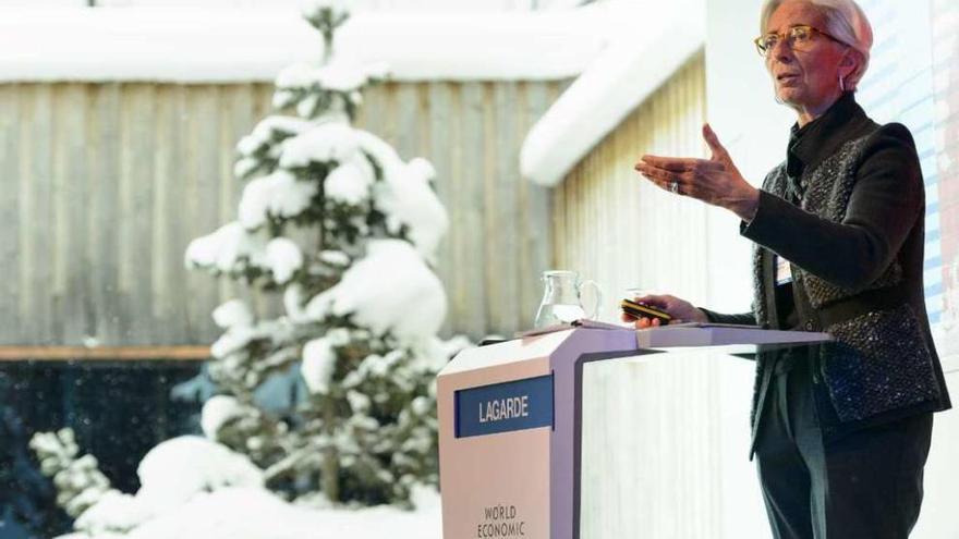 La presidenta del FMI, Christine Lagarde, en una de las sesiones de la cumbre de Davos (Suiza). // Efe