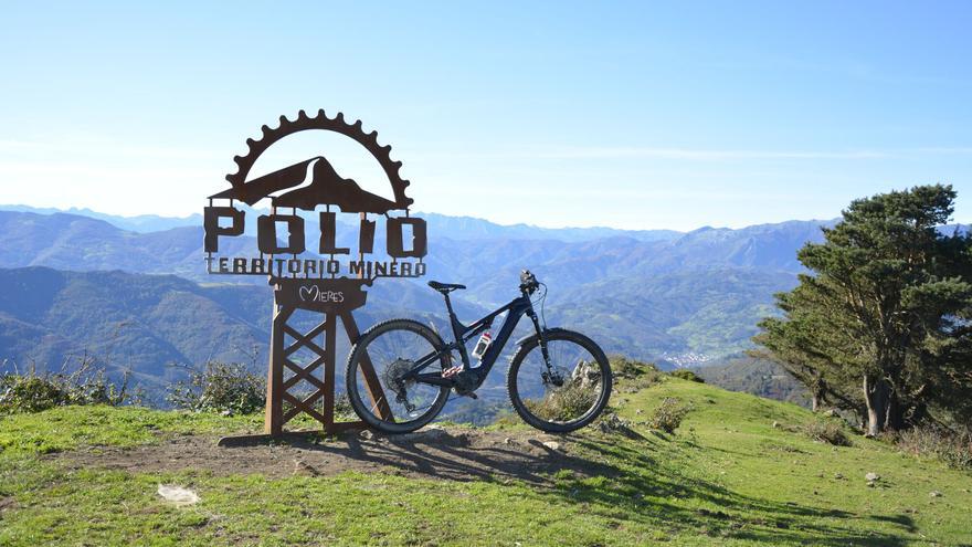Medio centenar de mujeres de toda España comparten en Mieres su pasión por la bicicleta