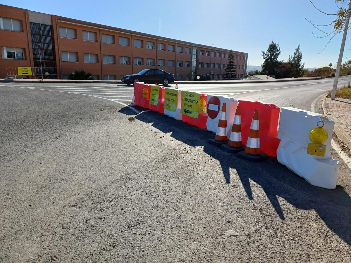 Cierre de la carretera desde la avenida Víctimas del Terrorismo