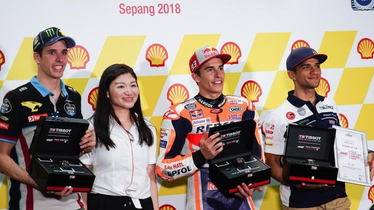 Àlex Márquez, Kim Lim, vicepresidenta de Tissot Malasia, Marc Márquez y Jorge Martin, hoy, en Sepang, celebrando sus tres 'poles'.