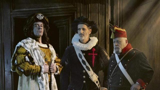 José Manuel Mújica, del grupo de teatro Contraste, de Villaviciosa, con la recreación de la vestimenta del futuro emperador Carlos V en 1517 en Asturias, durante su desembarco en la villa.