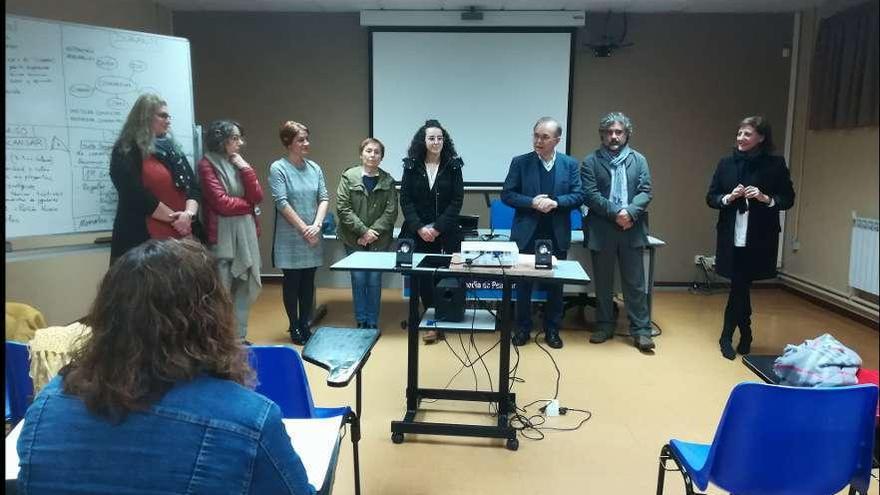 Presentación del taller de empleo &quot;Coidar de Nós&quot;, ayer, en el CDL de Ponteareas. // D.P.