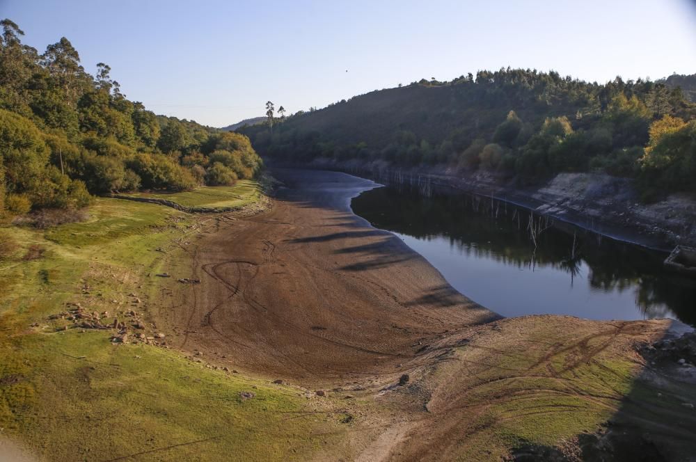 El embalse de Eiras perdió desde julio el 40,5% de su volumen de agua, pero todavía permanece por encima de sus mínimos históricos registrados en 2011.