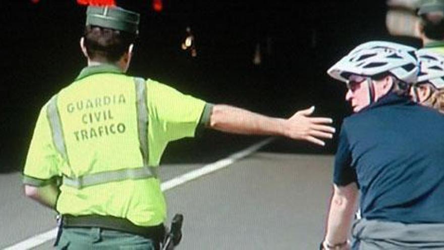 Un guardia civil ordena a parar a dos ciclistas, el pasado viernes, delante del túnel. i TELEVISIÓN CANARIA