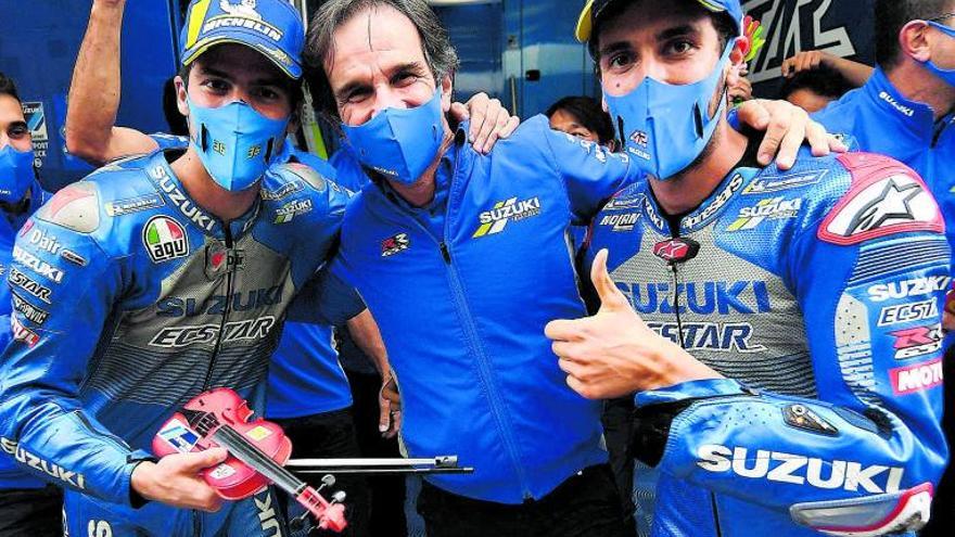 Joan Mir, Davide Brivio y Alex Rins, tras la carrera de la pasada semana. |  // EFE