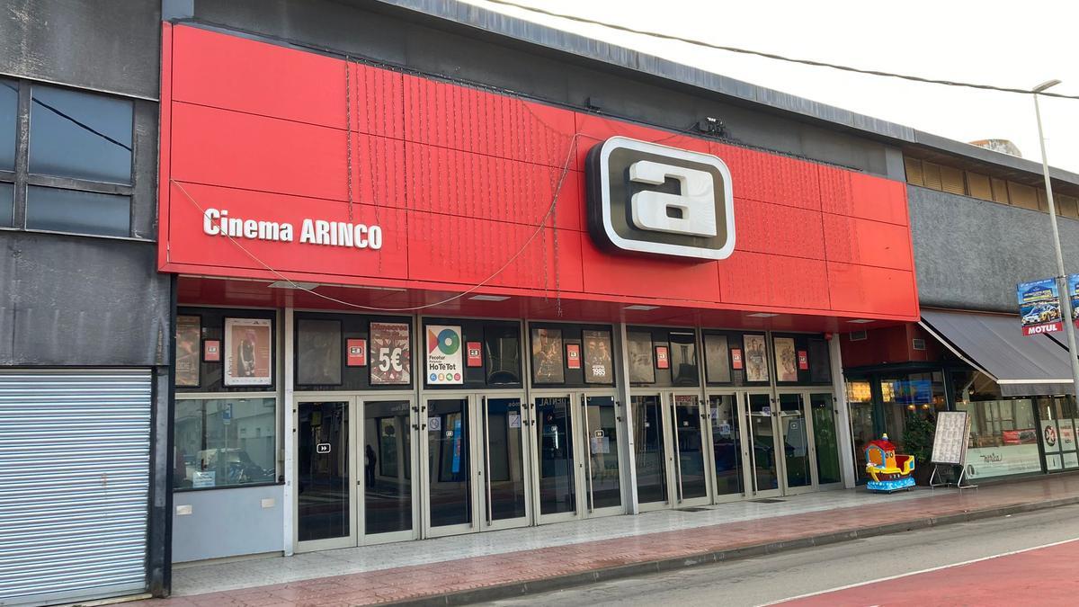 Façana actual dels cinemes Arinco, sense cartells o avisos que anunciïn el tancament.